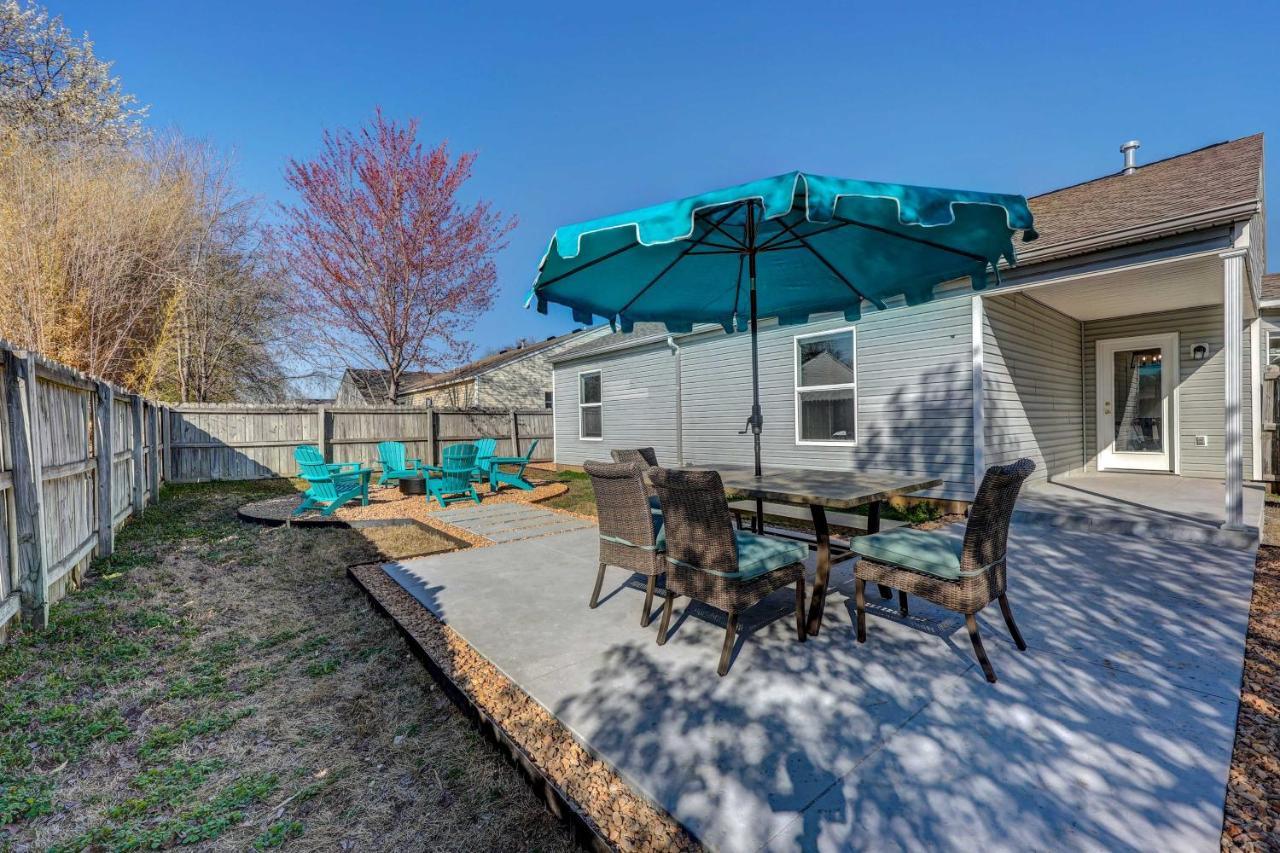 Chic Bentonville Home With Patio And Fire Pit! Екстер'єр фото
