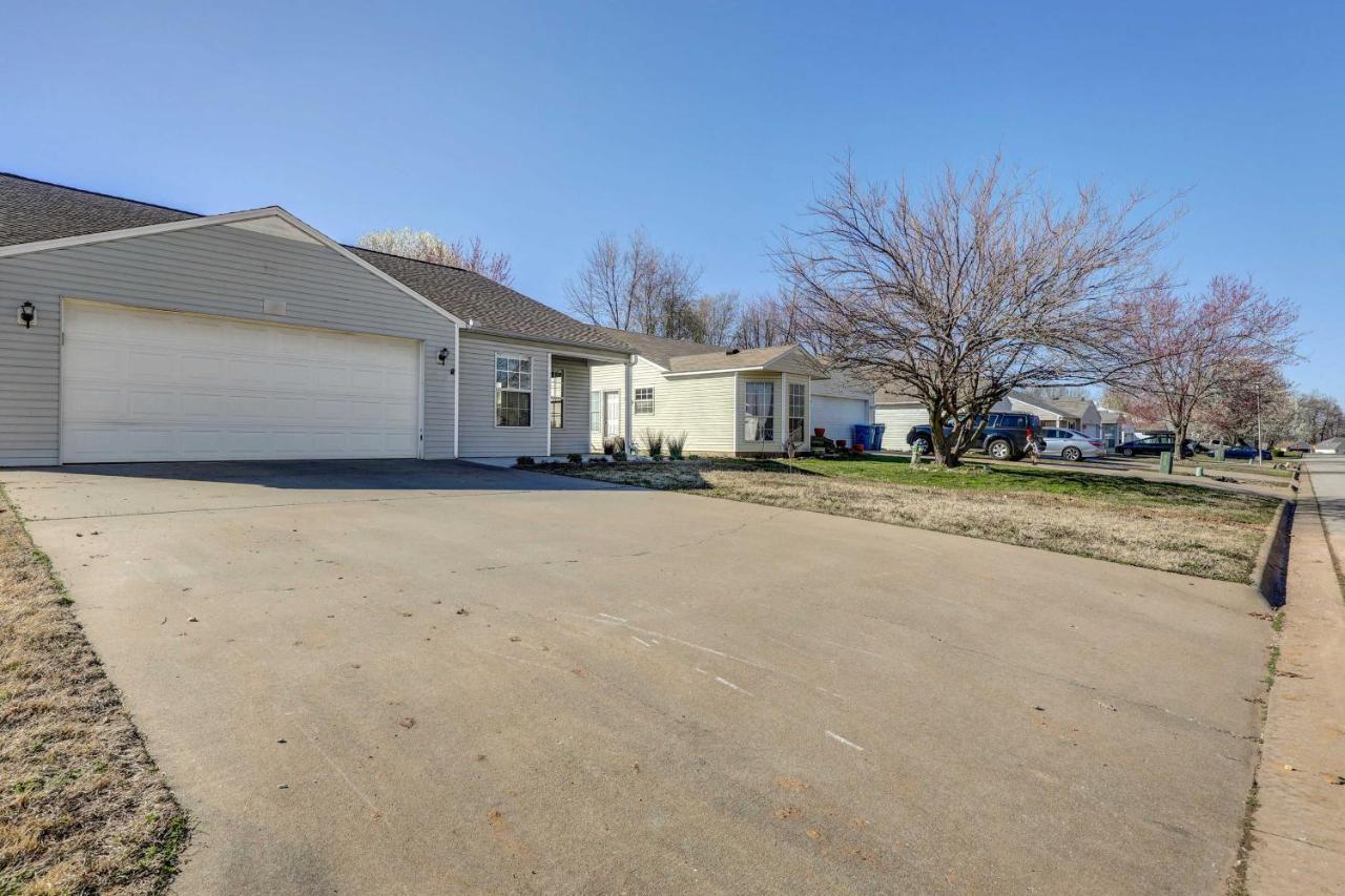 Chic Bentonville Home With Patio And Fire Pit! Екстер'єр фото